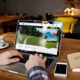 Homme utilisant le site internet du Golf de Jumièges Le Mesnil