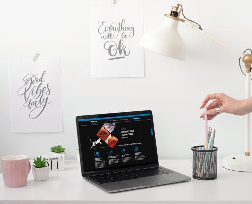 Bureau d'une artiste avec son ordinateur sur le site d'Angot Pub