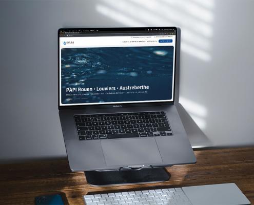Mockup au format PC portable sur lequel on voit la page d'accueil du site vitrine du PAPI RLA